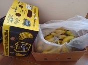 "Піду покажу нашим дітям банани", - фото з таким підписом виставив у коментарях один з прийомних батьків. Фото Сергія Самарцева.