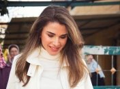 Королева Рания вышла на публику в легком платье и лодочках Dior