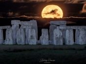 В преддверии Пасхи землян радует потрясающее розовое Суперлуние (фото со всех уголков планеты)