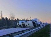 На трассе Киев-Одесса грузовик протаранил припаркованные у обочины автобусы