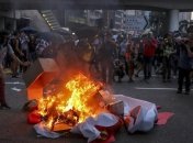 Новый виток протестов в Гонконге: митингующие жгут магазины и крушат метро