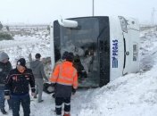 В Турции разбился автобус с туристами: одна женщина погибла, десятки пострадавших (фото, видео)