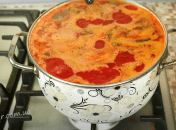 Вкусный борщ с килькой в томате