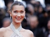 Белла Хадид шокировала публику алым нарядом