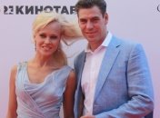 Дмитрий Дюжев привез супругу из роддома домой 