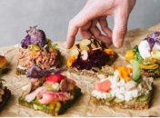 Диетологи рассказали, что такое сморреброд и в чем его польза