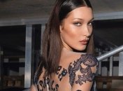 Найкрасивіша жінка у світі показала фото в латексних рукавичках (Фото)