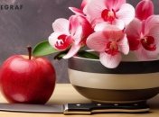 Яблуко та квіти