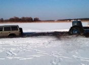 В Черкасской области иномарка провалилась под лед