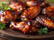 Куриные крылышки – отличный вариант закуски (изображение создано с помощью ИИ)