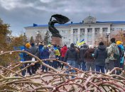 Жители Бердянска ежедневно выходят на митинги и шествия