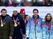 Российские спортсмены на митинге Путина, Большунов в красной шапке