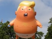 "Малыш Трамп" поднялся в воздух над Лондоном (Видео)