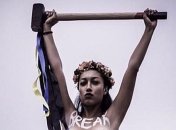 Стали известны подробности об оголившейся в АП активистке FEMEN