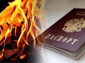 Россияне жгут свои паспорта в ответ на войну в Украине