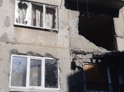 Боевики на Донбассе обстреляли жилой дом: пострадали мирные жители (фото)