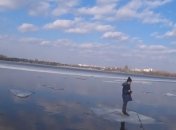 Ребенка отнесло на льдине на середину реки: его удалось спасти с помощью спиннинга (видео)