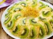 Салат с крабовыми палочками и киви