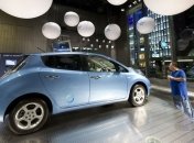 Компания "Ниссан" снизила в США цену на свой электромобиль