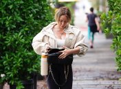 Хилари Дафф идет по улице