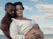 Абсолютно обнаженная: беременная Эшли Грэм снялась в новой фотосессии