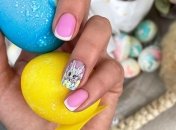 Яркий рисунок в виде пасхального кролика