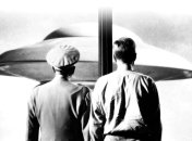 Кадр из фильма "Земля против летающих тарелок" (1956) наглядно демонстрирует военную угрозу НЛО