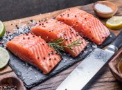 Просте приготування солоної червоної риби