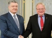 Порошенко призвал усилить санкции против России