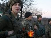 На передовую бойцам передали Вифлеемский Огонь Мира