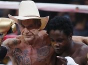 Микки Рурк нокаутировал бездомного?