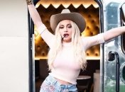 В коротких шортах: 62-летняя Мадонна похвасталась стройными ногами (фото)