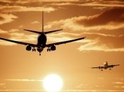 В США у самолета в воздухе начало бить пламя из двигателя (Видео)