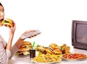 Медики назвали причины, почему нельзя есть перед телевизором