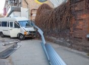 В Днепре маршрутка вылетела на тротуар и сбила мужчину