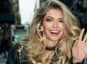 В мини-платье с атласным цветком: Вера Брежнева восхитила новым образом