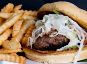 Врачи рассказали, почему не стоит питаться вне дома