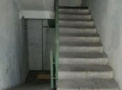 Мужчина выстрелил в киевлянку на лестничной площадке дома