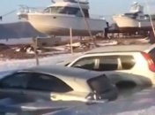 "Машины-утопленники": в России десятки авто ушли под лед (Видео)