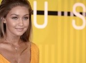 Джиджи Хадид раскритиковали за небритые подмышки в модной съемке