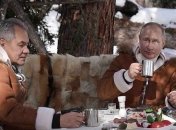 Водку со стола убрали, а рюмку забыли: фото и видео отдыха Путина с Шойгу в тайге повеселили сеть