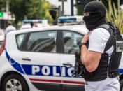 Спецоперация в пригороде Парижа: полиция задержала 20 человек