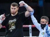 Супертяж-нокаутер молниеносным ударом "уронил" соперника (видео)