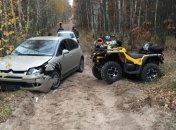 "Як так, бл * дь ?!"  ДТП в глухому лісі на Київщині вразило мережу (фото)