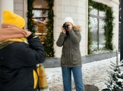 Две девушки на зимней улице