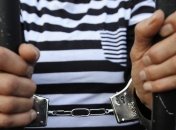 На Донетчине мужчина бросился на полицейских с топором