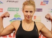 Украинка отправила в нокаут россиянку уже на 25-й секунде боя ММА (Видео)