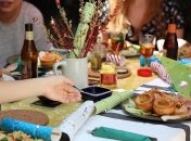 Когда чувство тошноты не покидает на праздники: что нужно делать и чего не стоит