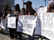 Нацкорпус забросал шашками дом, где проживает Зеленский: видео с места событий