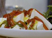 Закуска с моцареллой и перцем чили
